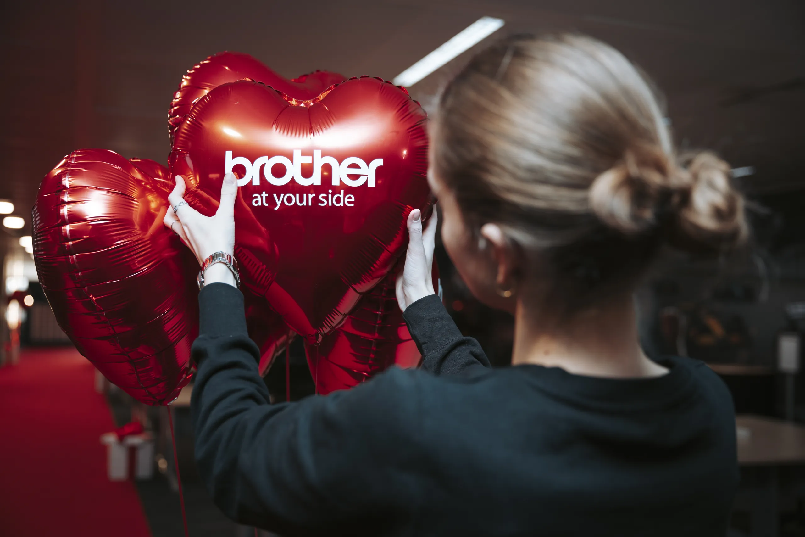 Activation Saint-Valentin Brother - installation d'un bouquet de ballons cœur Brother par Event Machine
