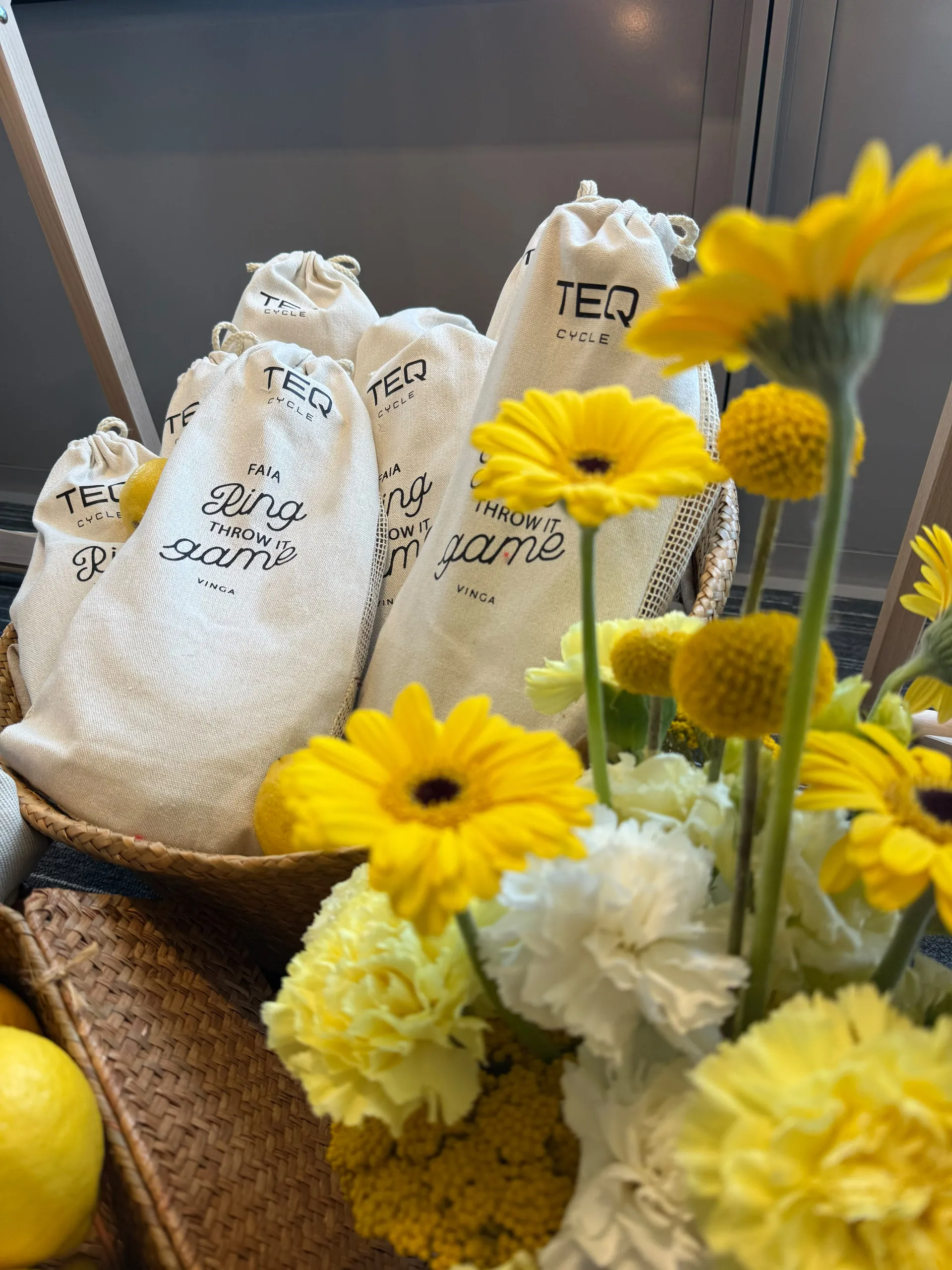 AActivation summer party Teq Cycle - sacs Ring the game Teq Cycle et gerberas jaunes par Event Machine