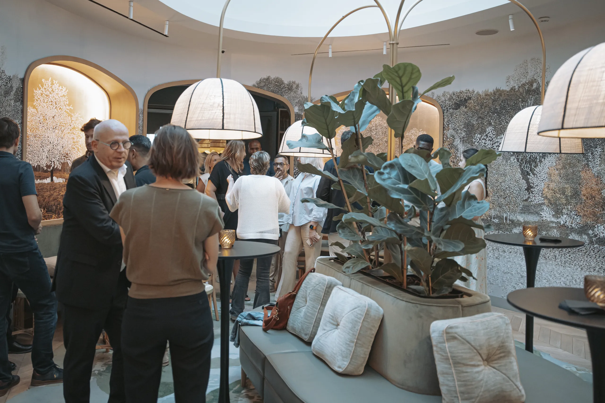 Afterwork Cisco - invités réunis sous la verrière du restaurant autour d'une banquette végétalisée par Event Machine