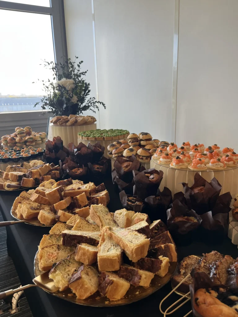 Christmas Party Asus - buffet traiteur avec cakes, muffins et bouchées salées par Event Machine