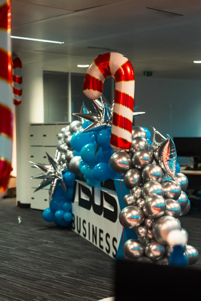 Christmas Party Asus - canne de sucre géante et ballons argentés autour du logo Asus Business par Event Machine