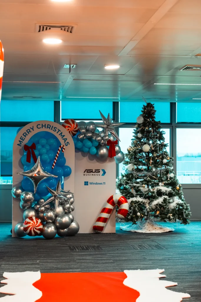 Christmas Party Asus - photocall Merry Christmas en ballons avec sapin de Noël et tapis rouge dans les bureaux par Event Machine