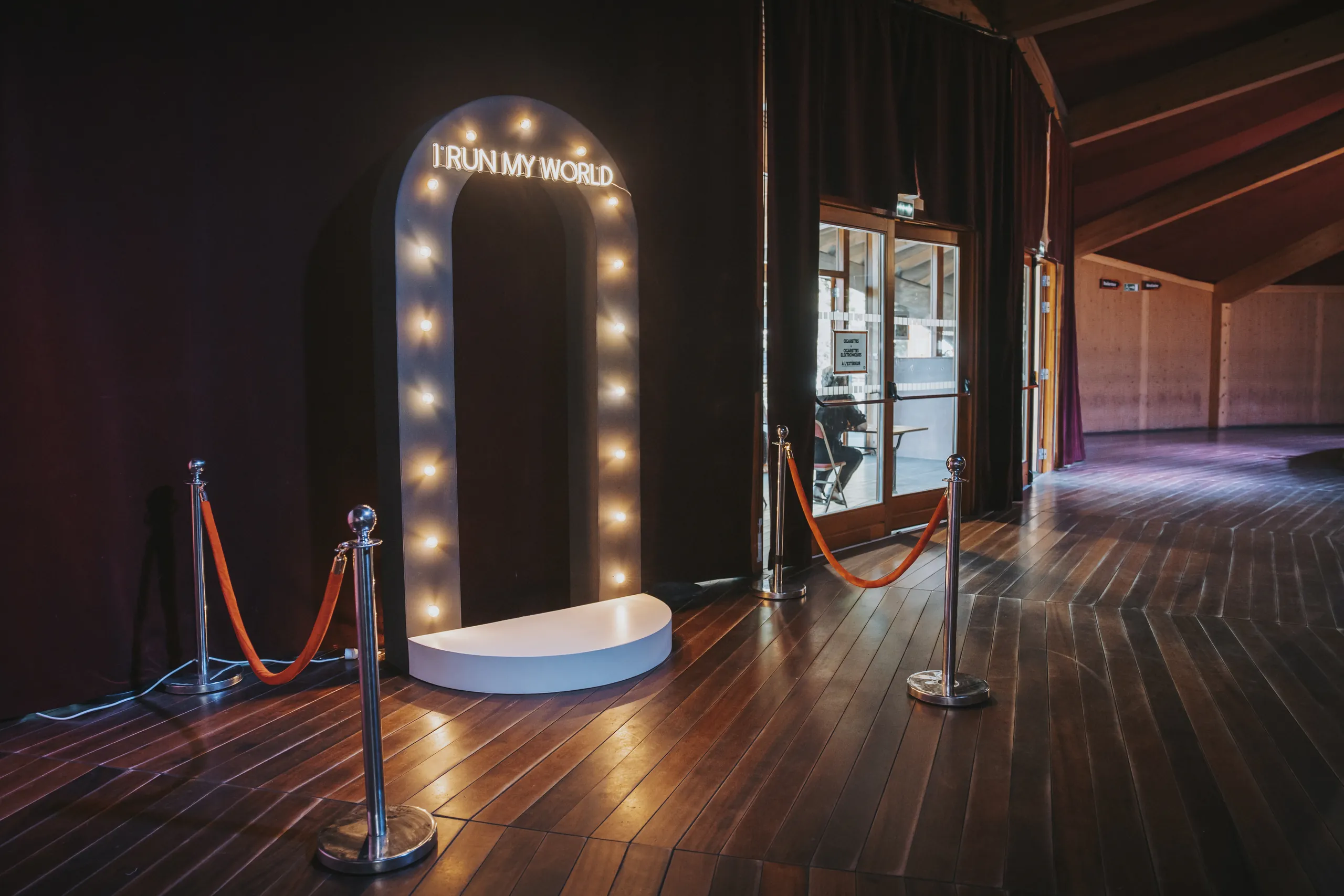CConvention Run Your World - arche photo I Run My World sur le parquet avec cordons de velours par Event Machine