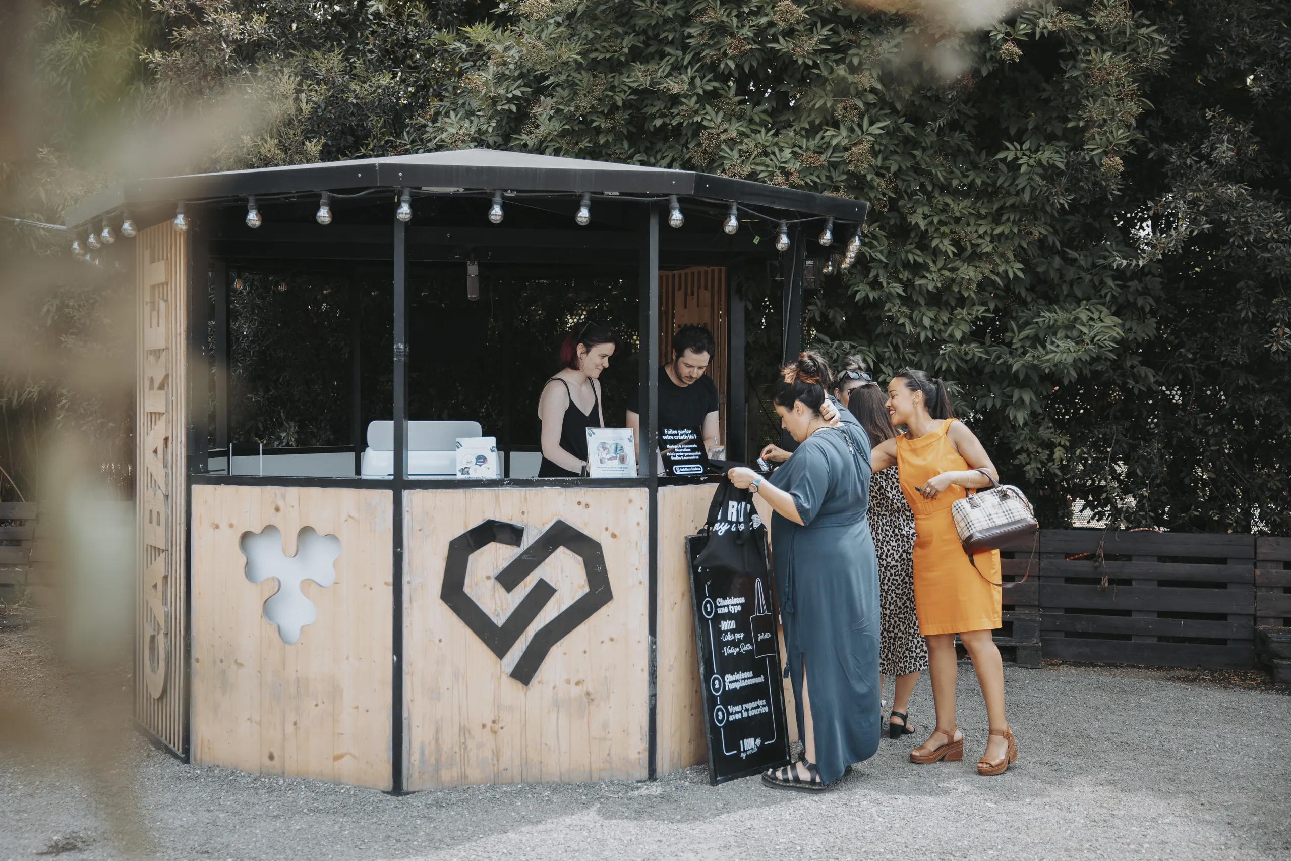 Convention Run Your World - participantes au kiosque de l'atelier de personnalisation par Event Machine