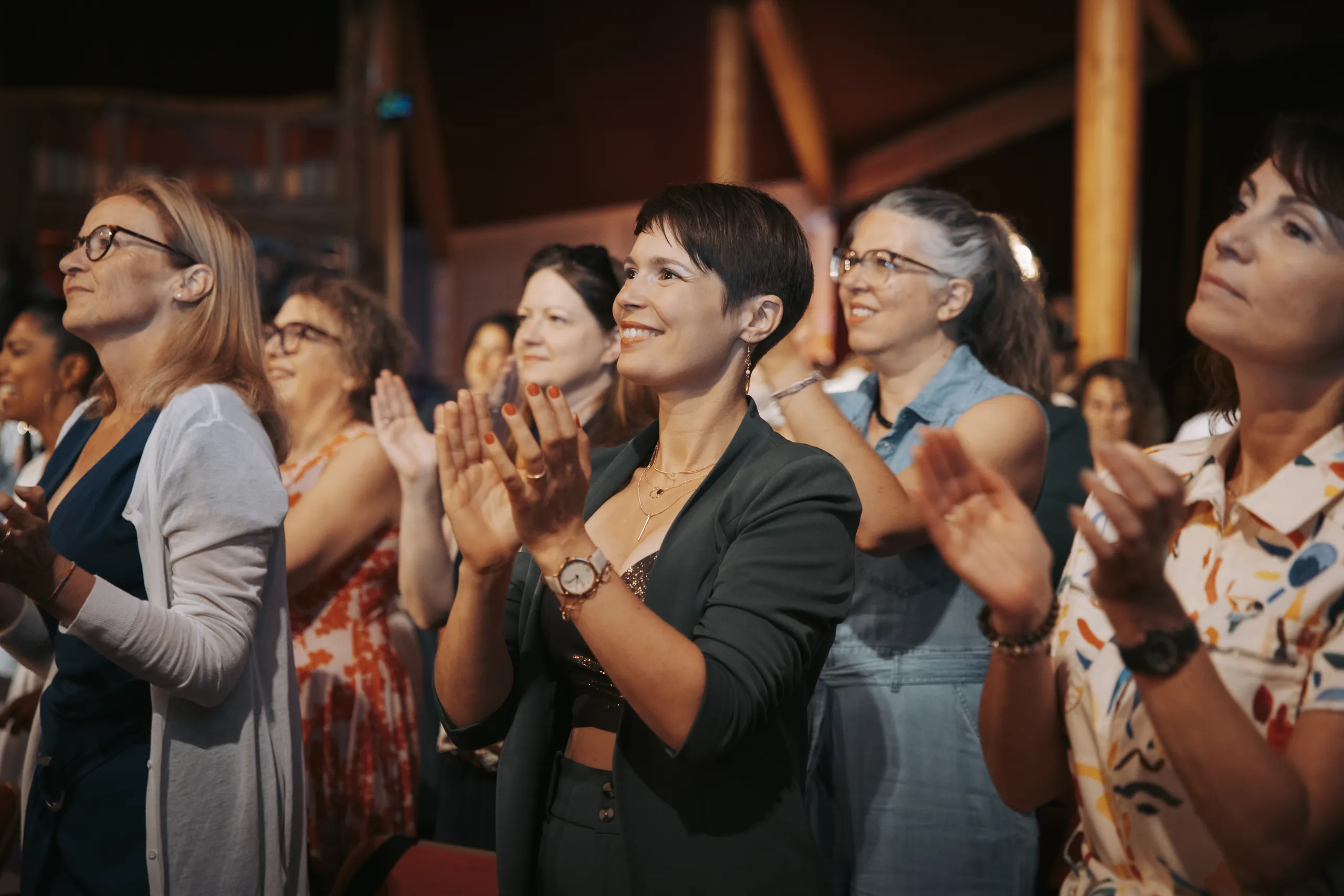 CConvention Run Your World - participantes debout qui applaudissent pendant la plénière par Event Machine