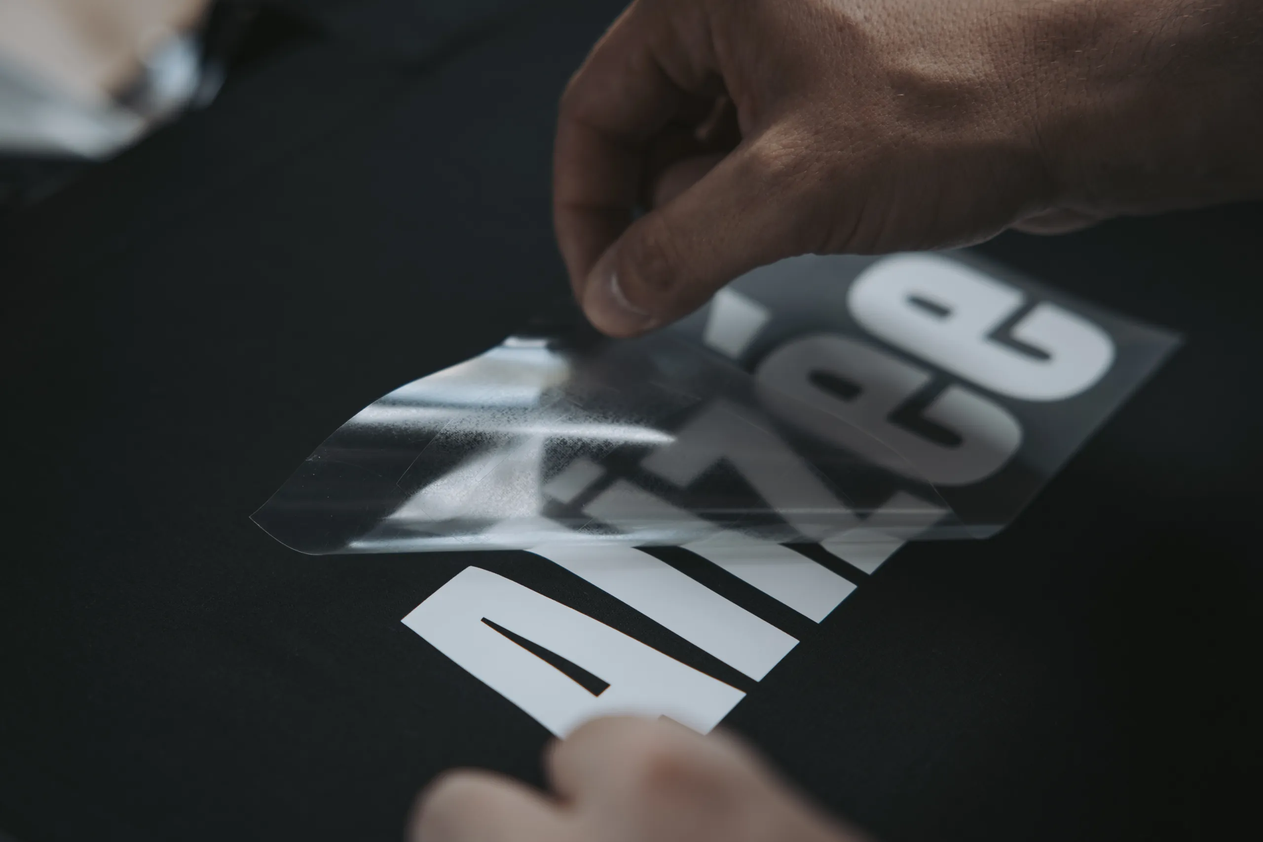 Convention Run Your World - retrait du film de flocage sur un tote bag personnalisé par Event Machine