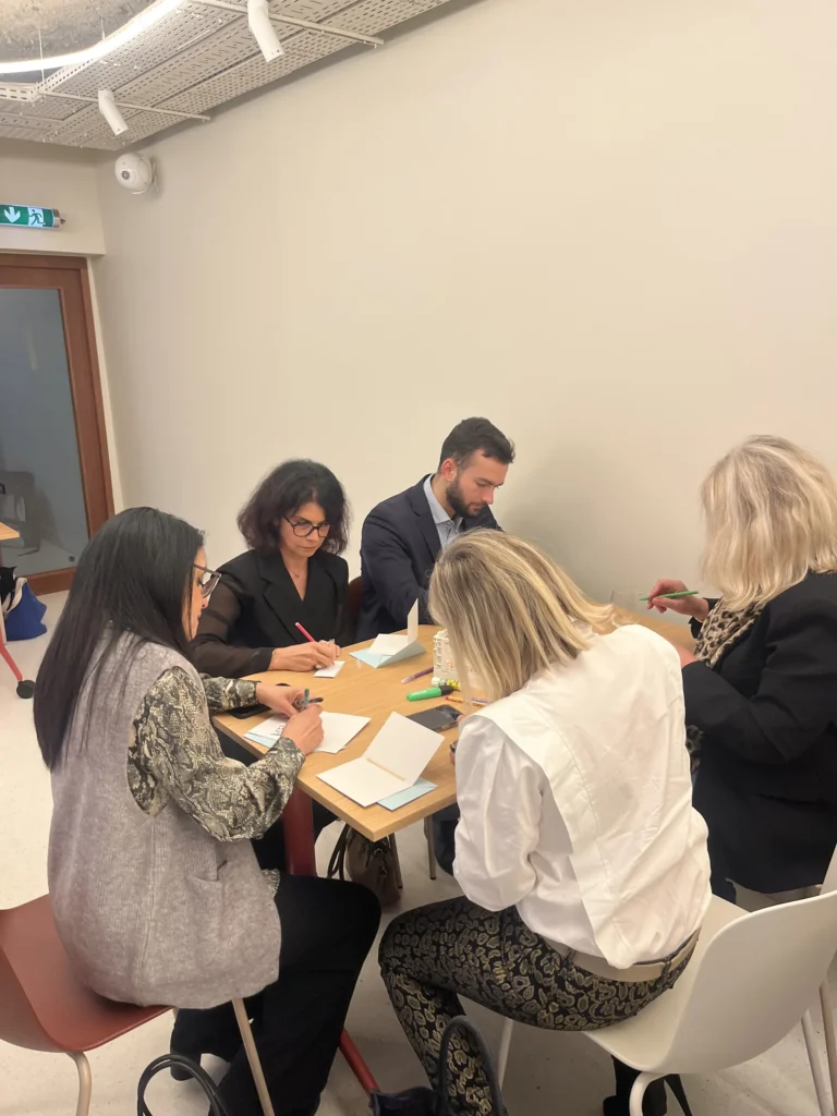 Kick-off Cisco - petit groupe de participants travaillant ensemble par Event Machine