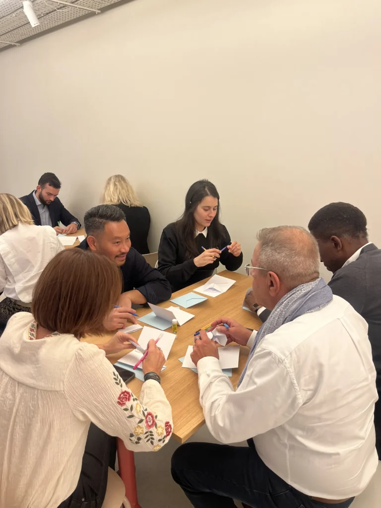 Kick-off Cisco - participants en atelier de réflexion autour d'une table par Event Machine