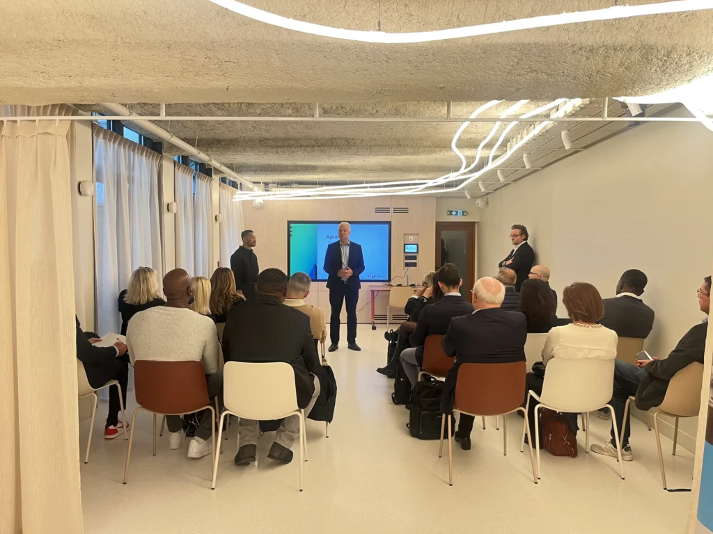 Kick-off Cisco - intervenant s'adressant aux participants devant l'écran par Event Machine