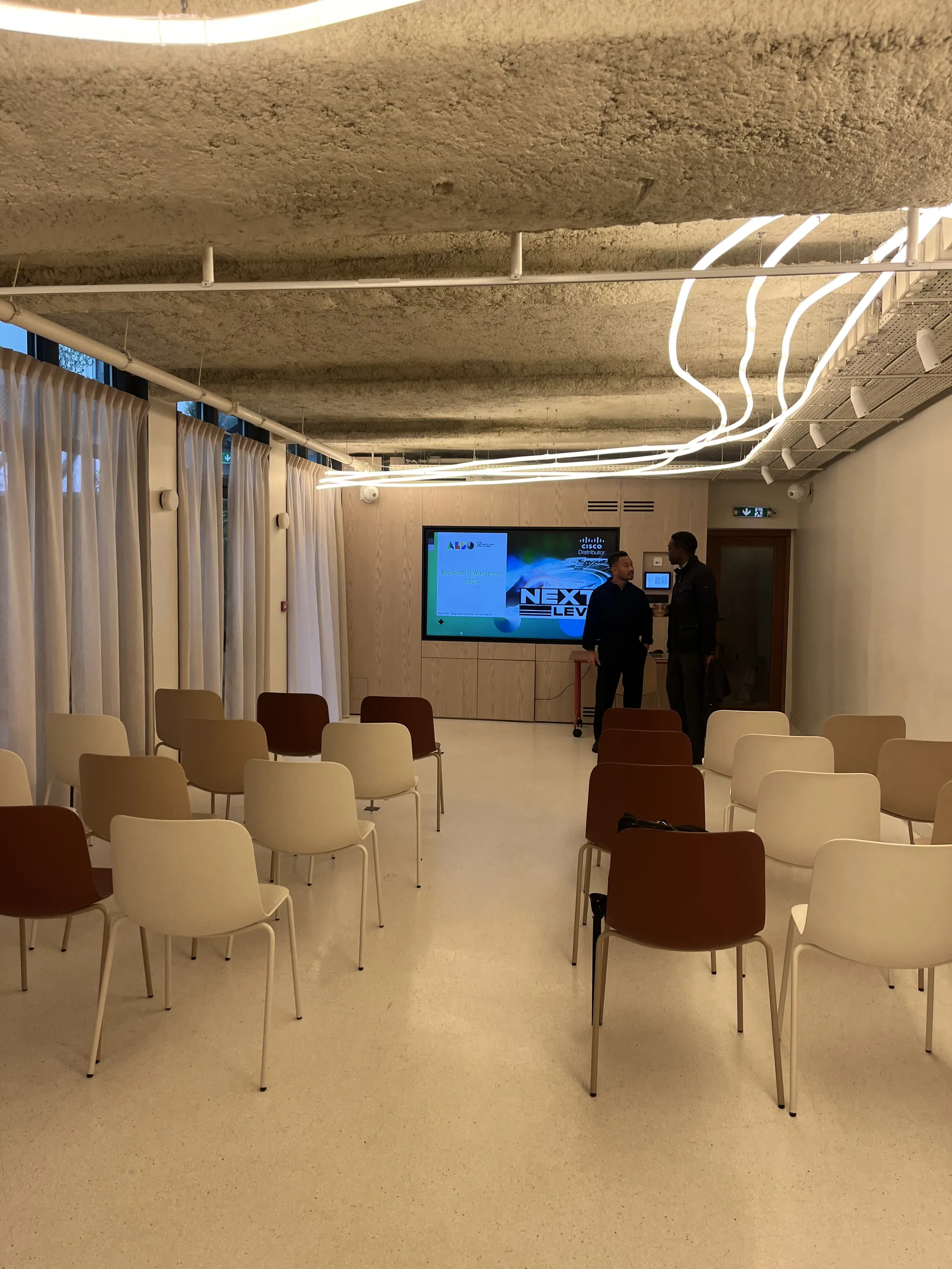 Kick-off Cisco - salle plénière avec chaises et écran avant l'arrivée des participants par Event Machine