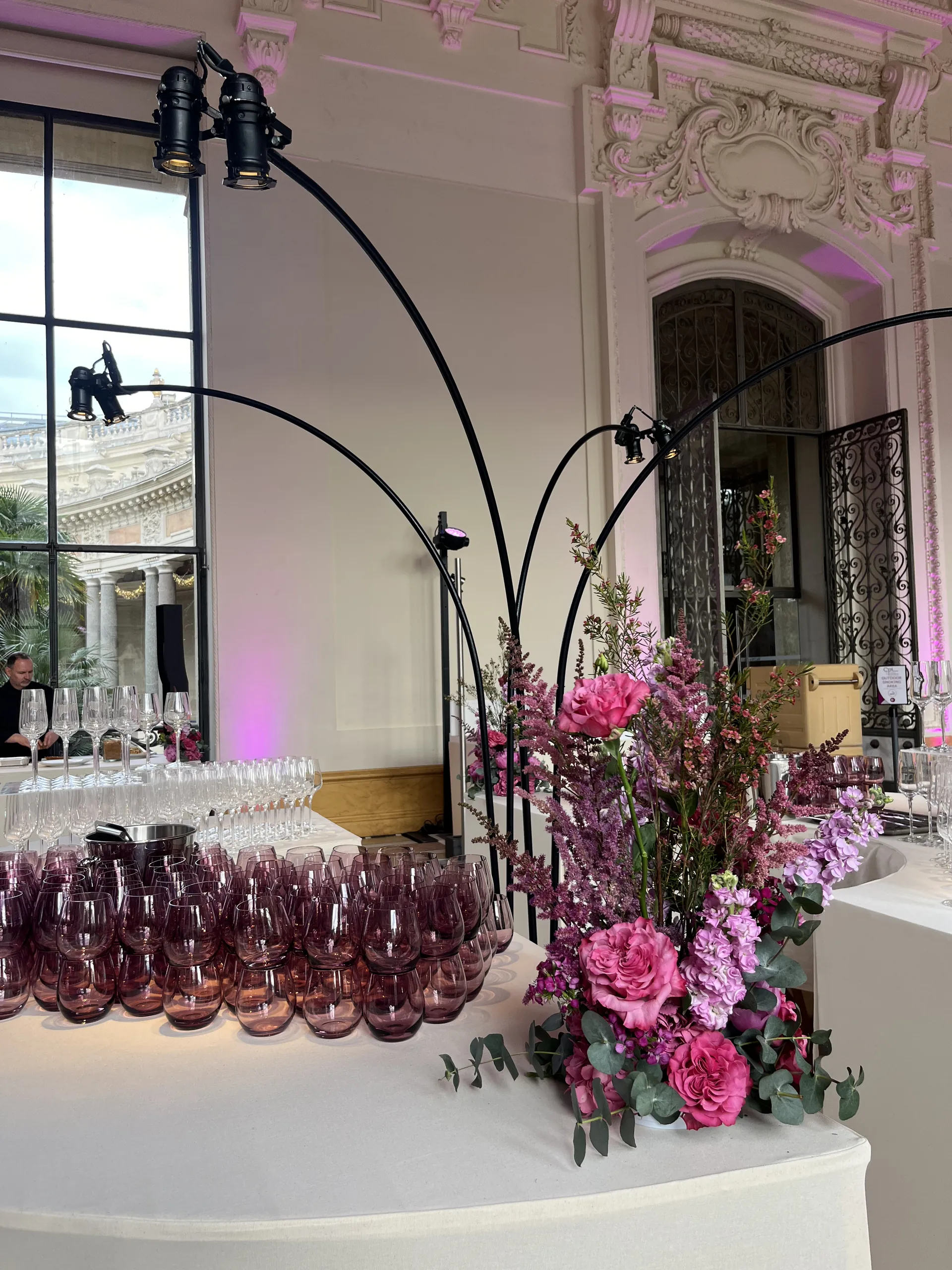 Scénographie CNCPI - bar avec verres roses, bouquet et arches métalliques par Event Machine