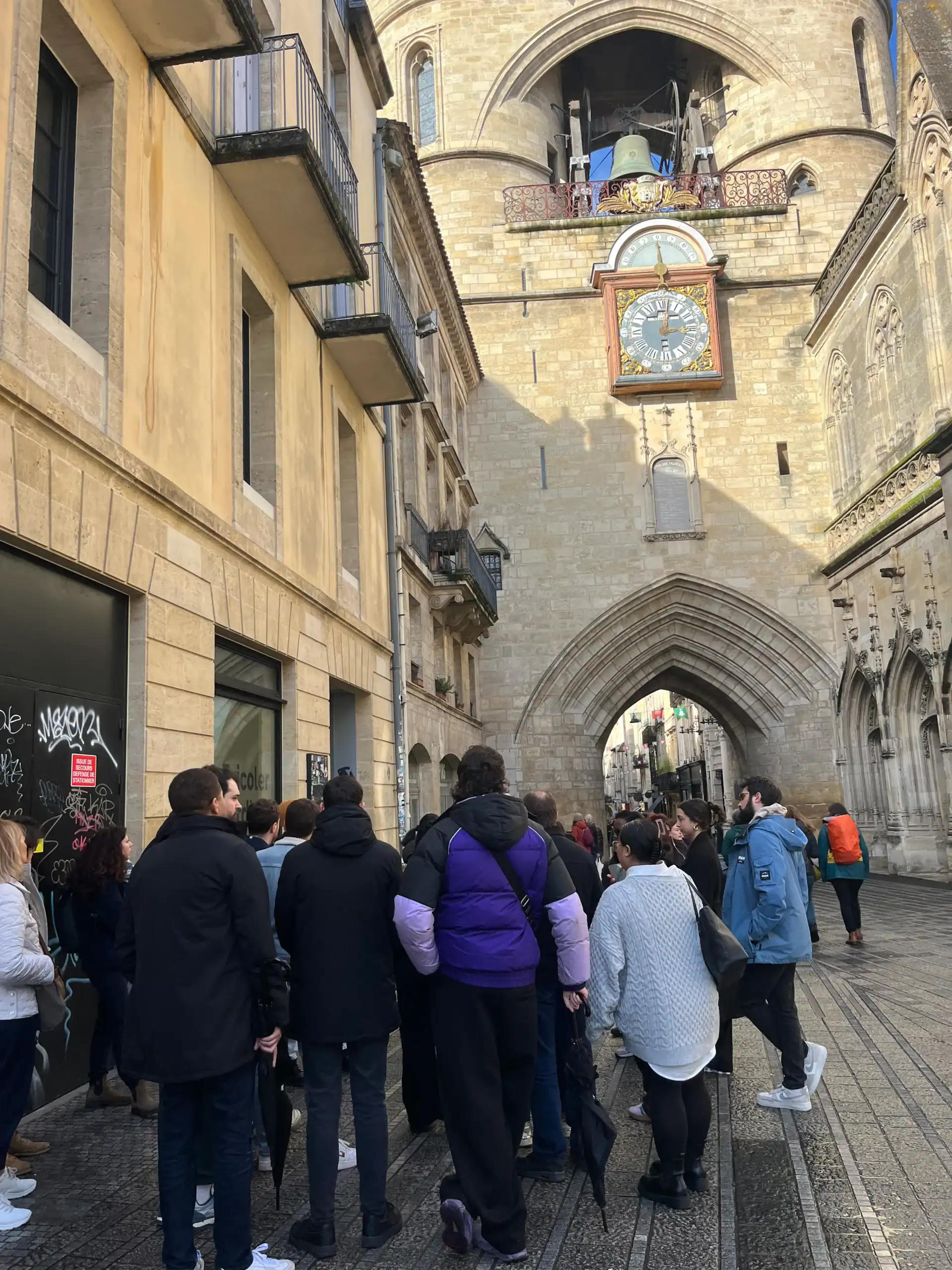 Groupe en visite guidée dans les rues historiques de Bordeaux lors du séminaire Cofigef - Event Machine