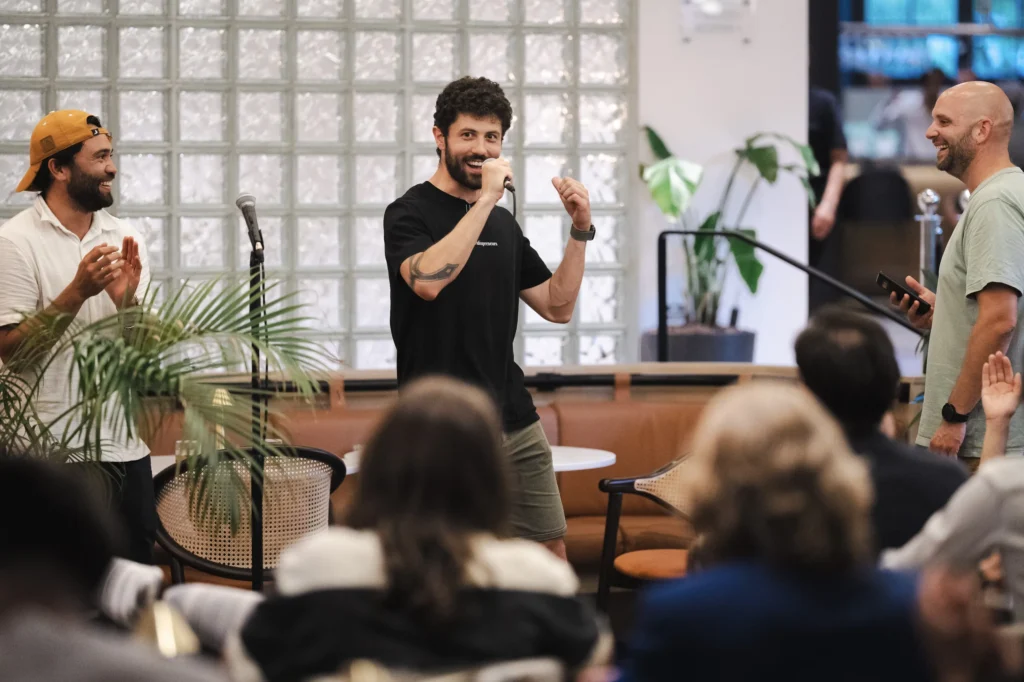 Séminaire Les Vidéopreneurs - animateurs au micro devant les participants qui applaudissent par Event Machine