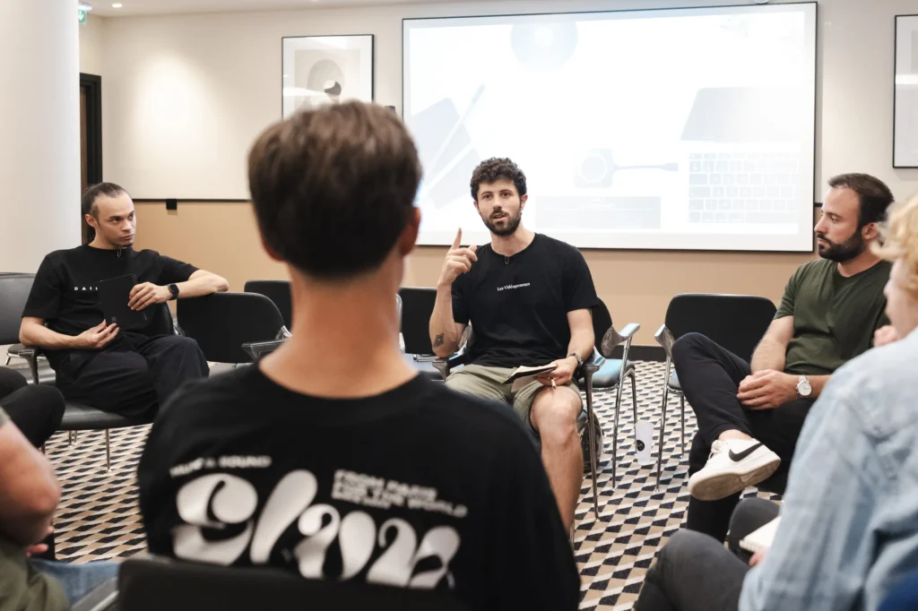 Séminaire Les Vidéopreneurs - participants échangeant en cercle pendant un atelier par Event Machine