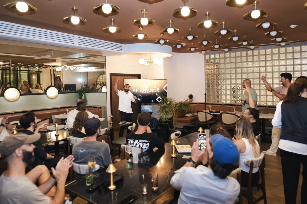 Séminaire Les Vidéopreneurs - participants applaudissant pendant la cérémonie des VP Awards au restaurant par Event Machine