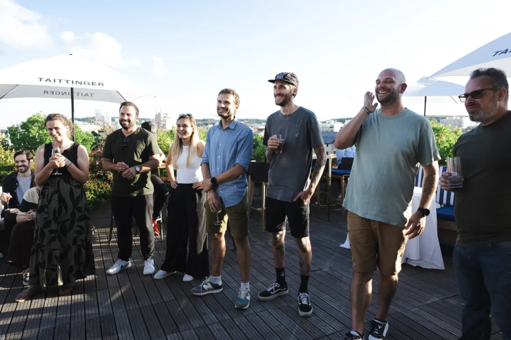 Séminaire Les Vidéopreneurs - participants debout écoutant un discours sur le rooftop par Event Machine