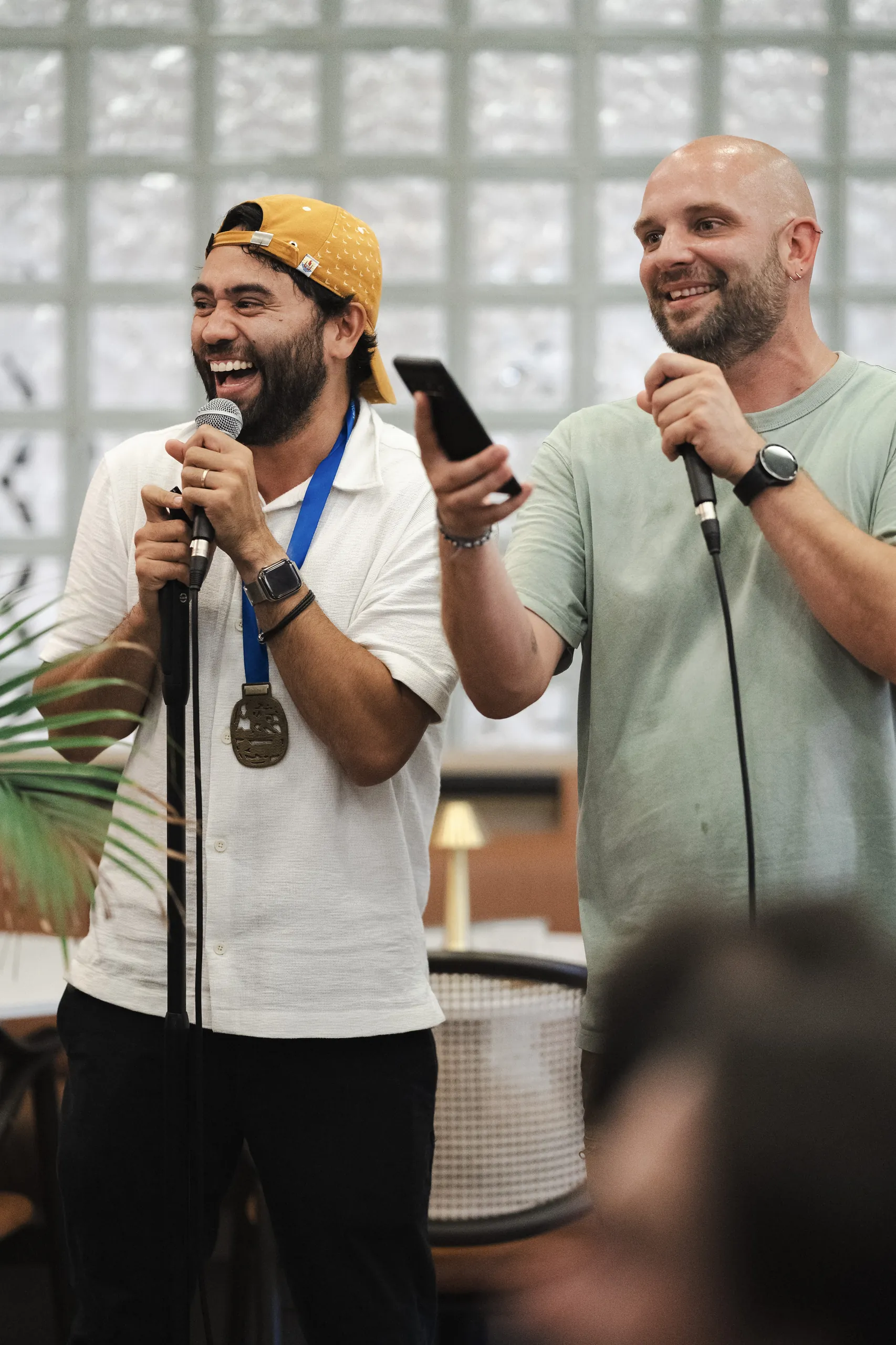 Séminaire Les Vidéopreneurs - participant médaillé au micro aux côtés de l'animateur par Event Machine
