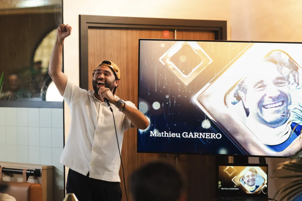 Séminaire Les Vidéopreneurs - animateur levant le poing en annonçant un lauréat des VP Awards par Event Machine
