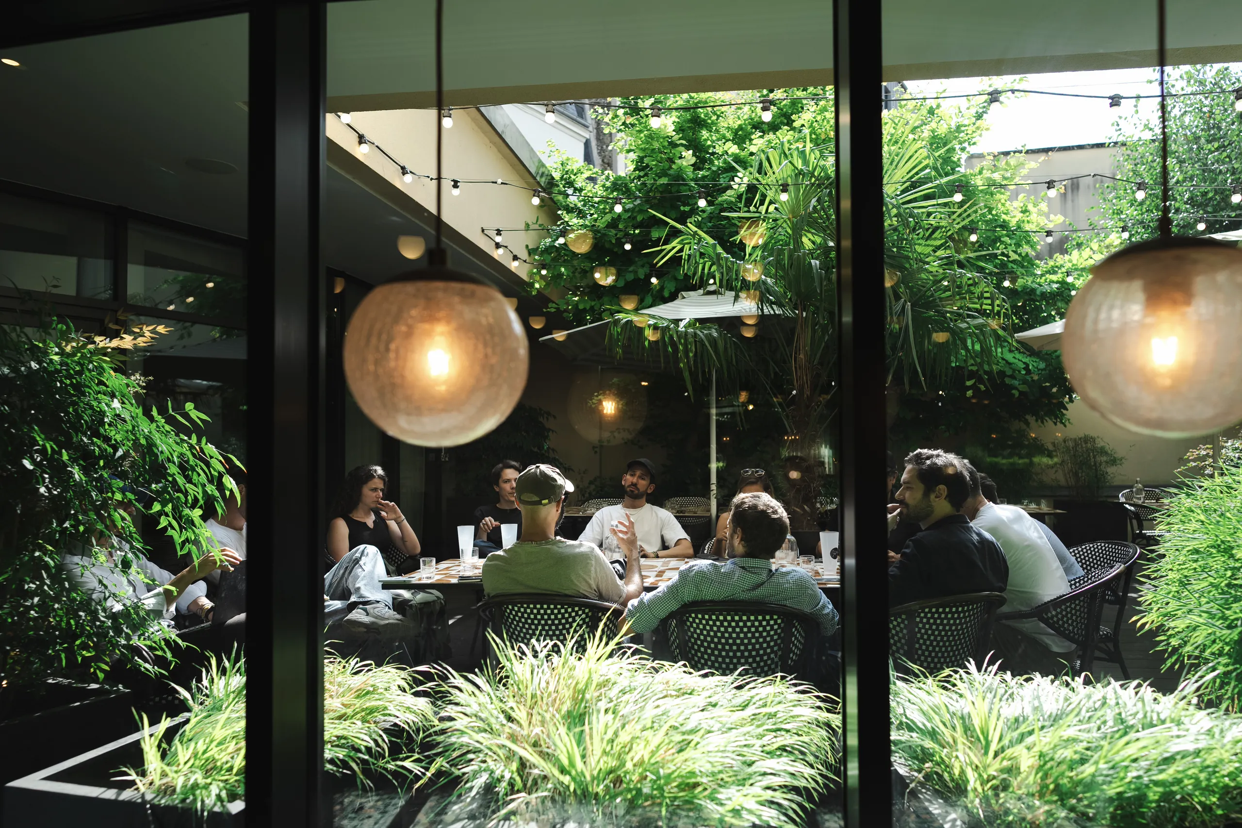 Séminaire Les Vidéopreneurs - vue de la terrasse végétalisée avec luminaires et participants en atelier par Event Machine