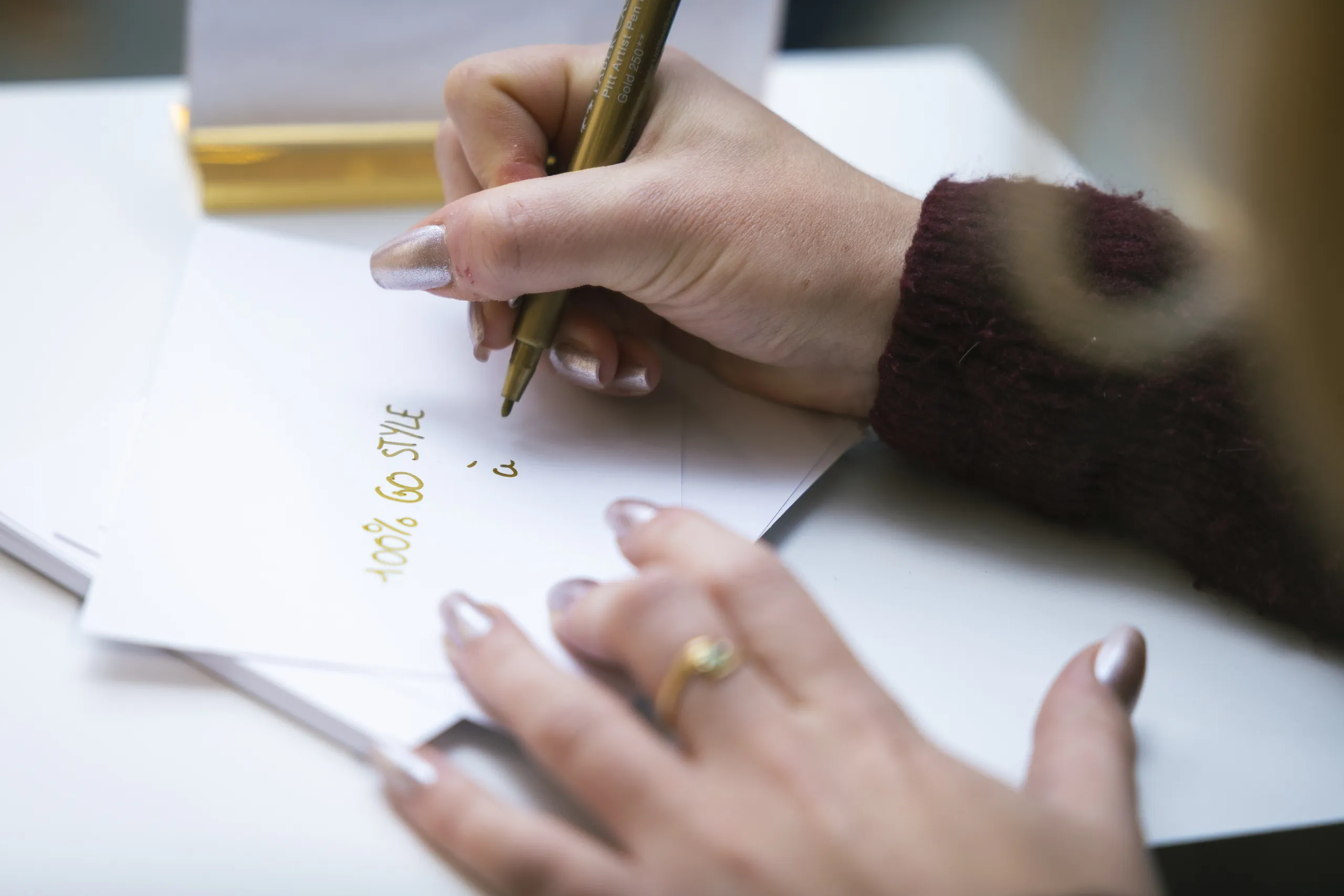Soirée des vœux Louis Vuitton - invitée écrivant son vœu au stylo doré par Event Machine