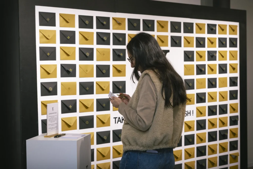 Soirée des vœux Louis Vuitton - invitée devant le mur des vœux par Event Machine