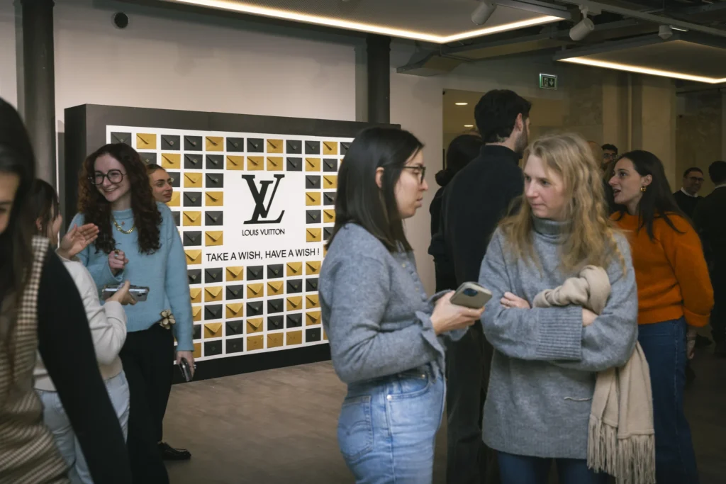 Soirée des vœux Louis Vuitton - invités devant le mur des vœux par Event Machine