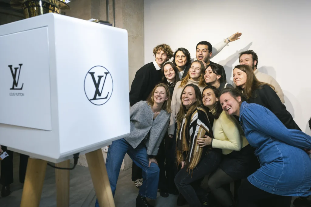 Soirée des vœux Louis Vuitton - photo de groupe autour de l'urne à vœux par Event Machine
