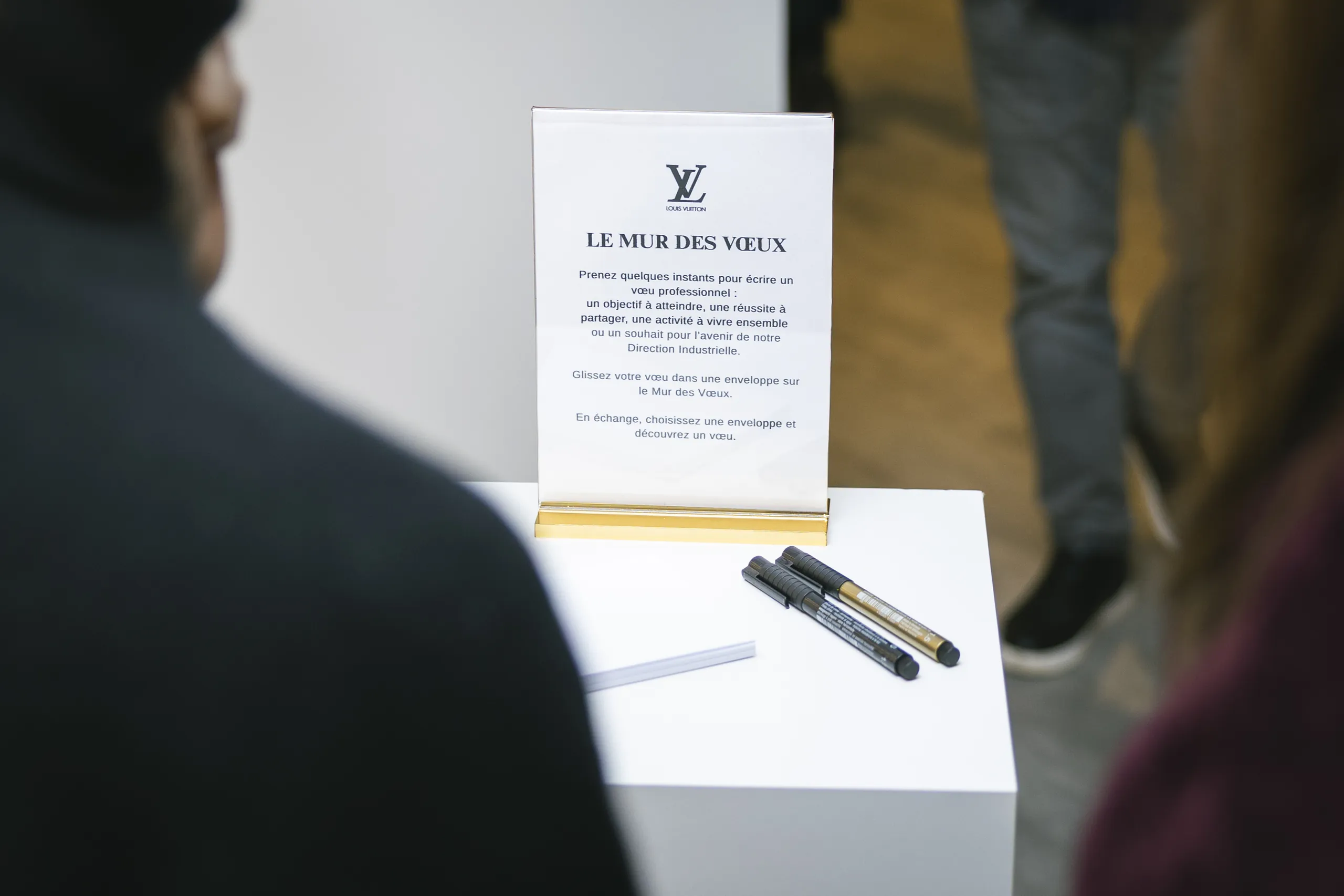 Soirée des vœux Louis Vuitton - pupitre avec présentoir et stylos pour écrire les vœux par Event Machine