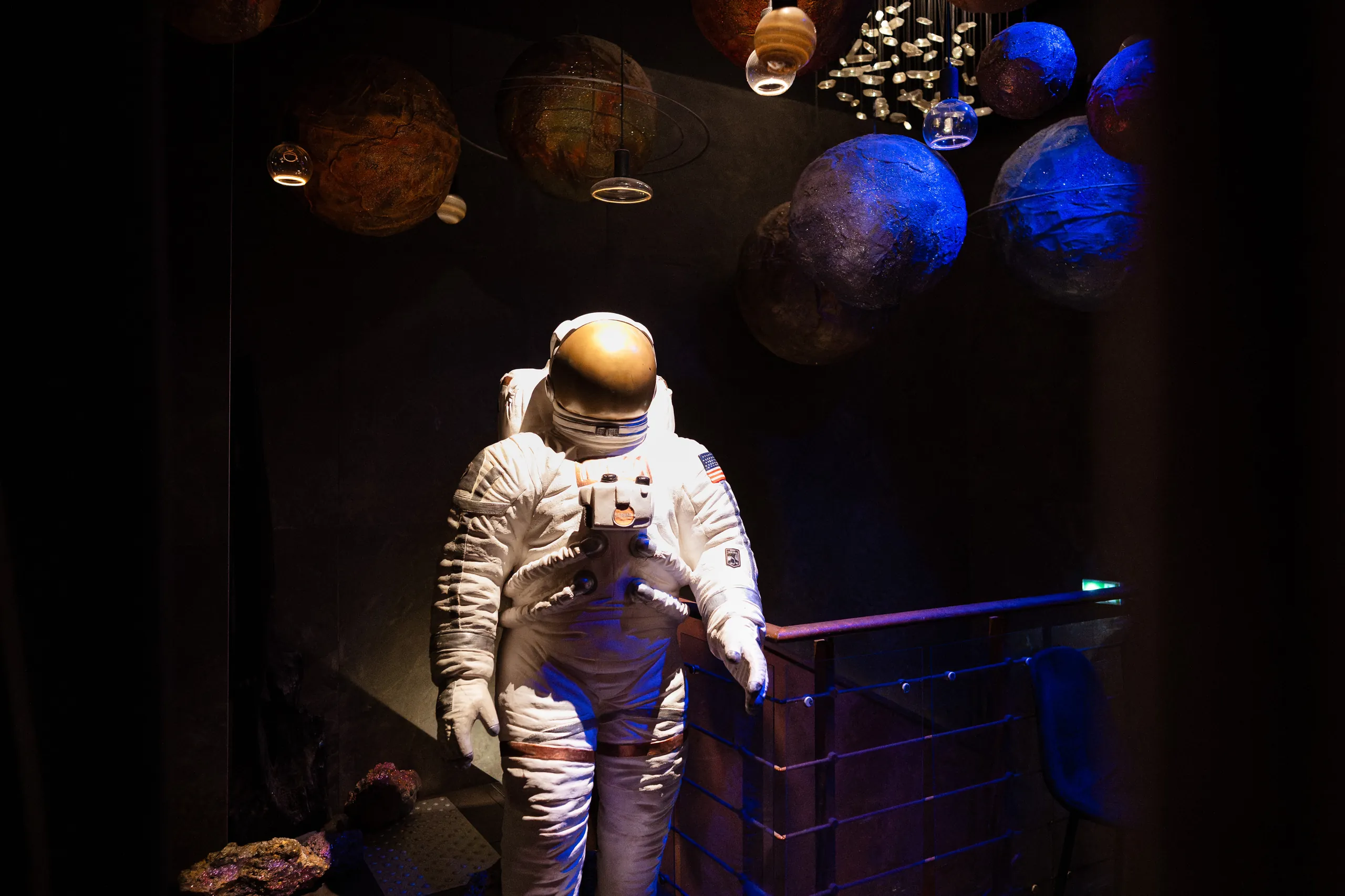Soirée de lancement Microsoft - statue d'astronaute sous des planètes suspendues dans le décor spatial par Event Machine