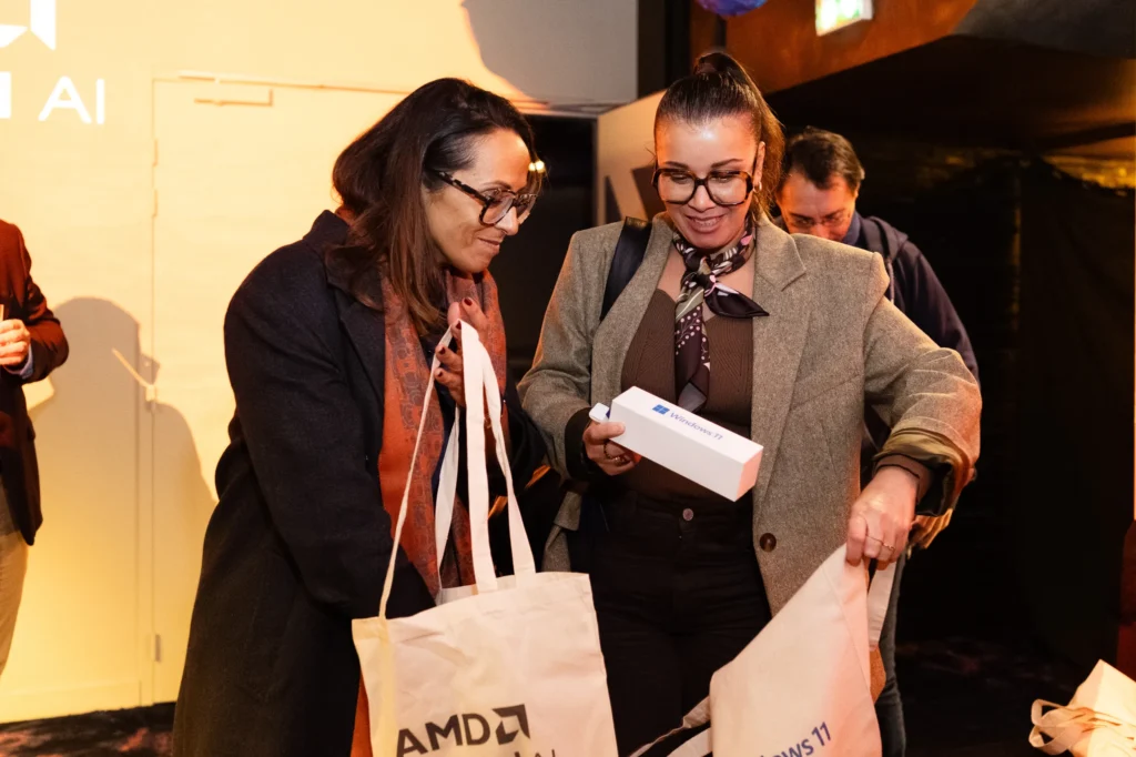 Soirée de lancement Microsoft - invitées souriantes découvrant leurs coffrets et tote bags cadeaux par Event Machine