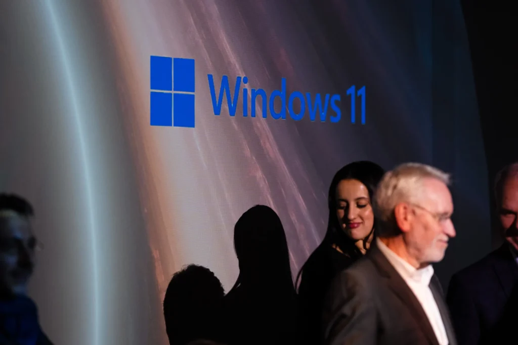 Soirée de lancement Microsoft - logo Windows 11 projeté au-dessus des invités par Event Machine