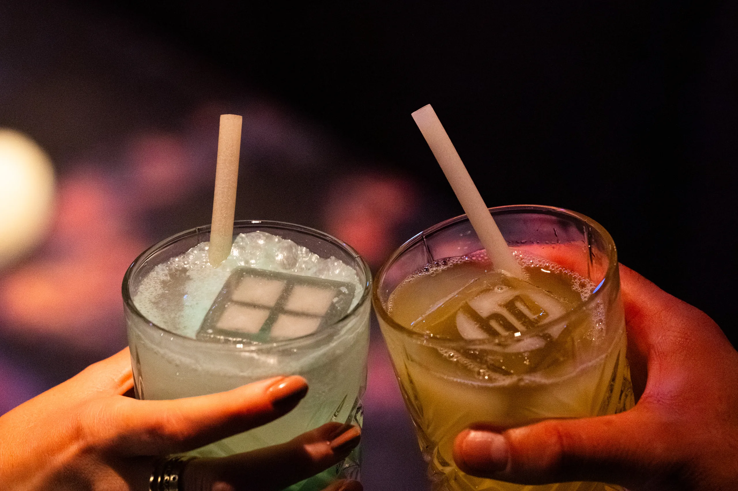 Soirée de lancement Microsoft - gros plan sur un cocktail au glaçon gravé du logo Windows par Event Machine