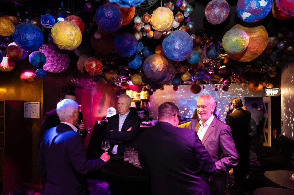 Soirée de lancement Microsoft - vue de la salle de cocktail sous un plafond de planètes colorées suspendues par Event Machine