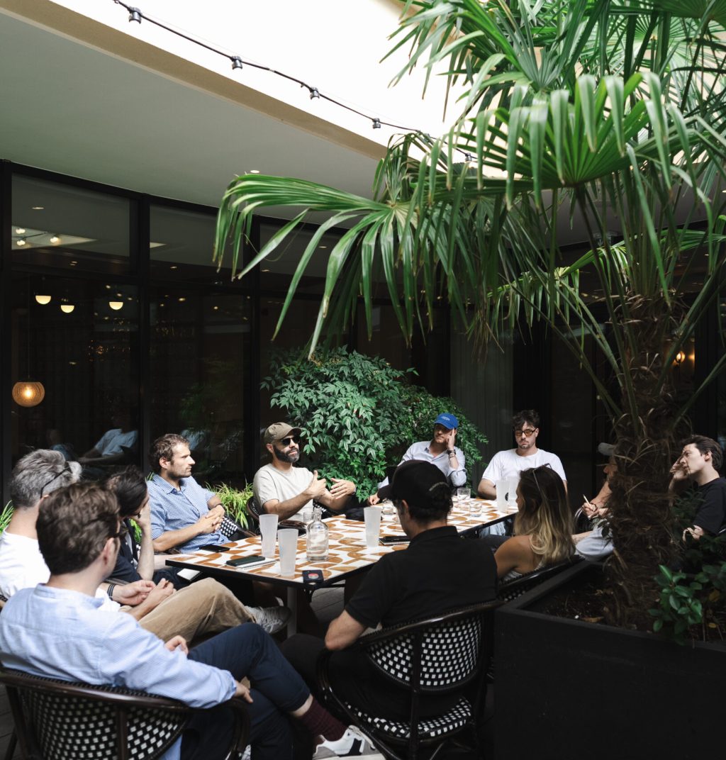 Séminaire d'entreprise en extérieur organisé par Event Machine : équipe réunie autour d'une table dans une ambiance conviviale