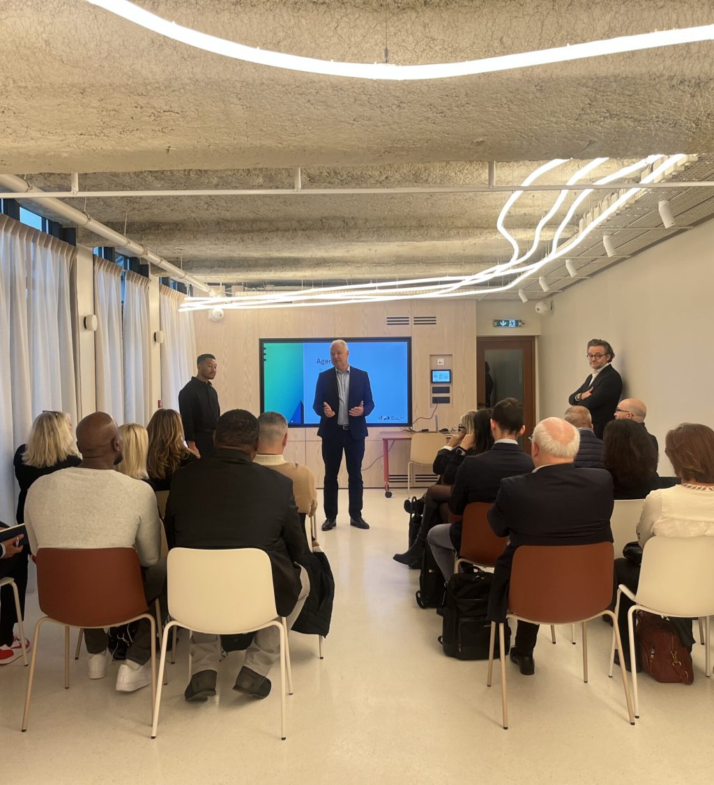 Séminaire d'entreprise organisé par Event Machine : kick-off en salle avec un intervenant devant les équipes réunies