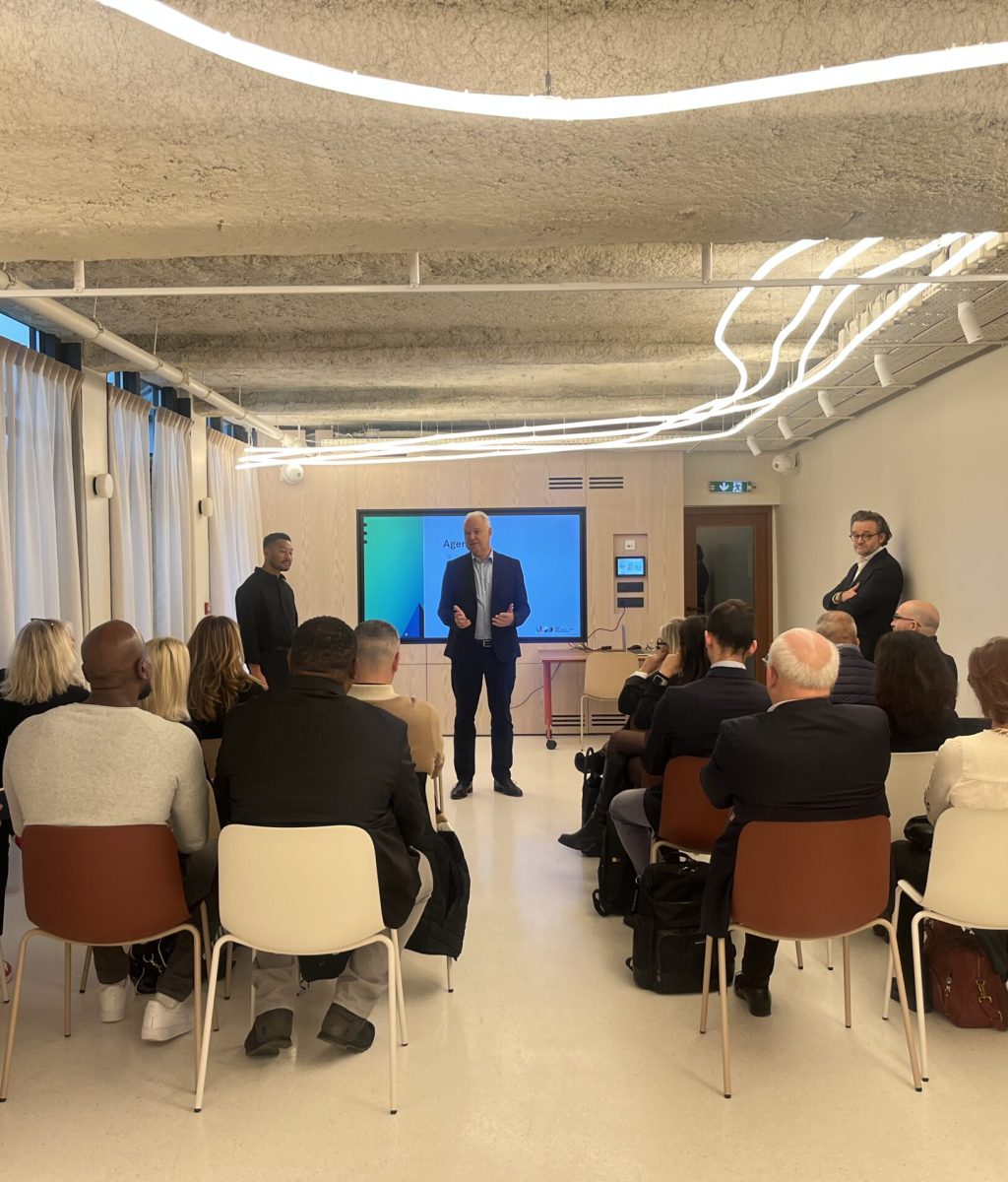 Séminaire d'entreprise organisé par Event Machine : kick-off en salle avec un intervenant devant les équipes réunies